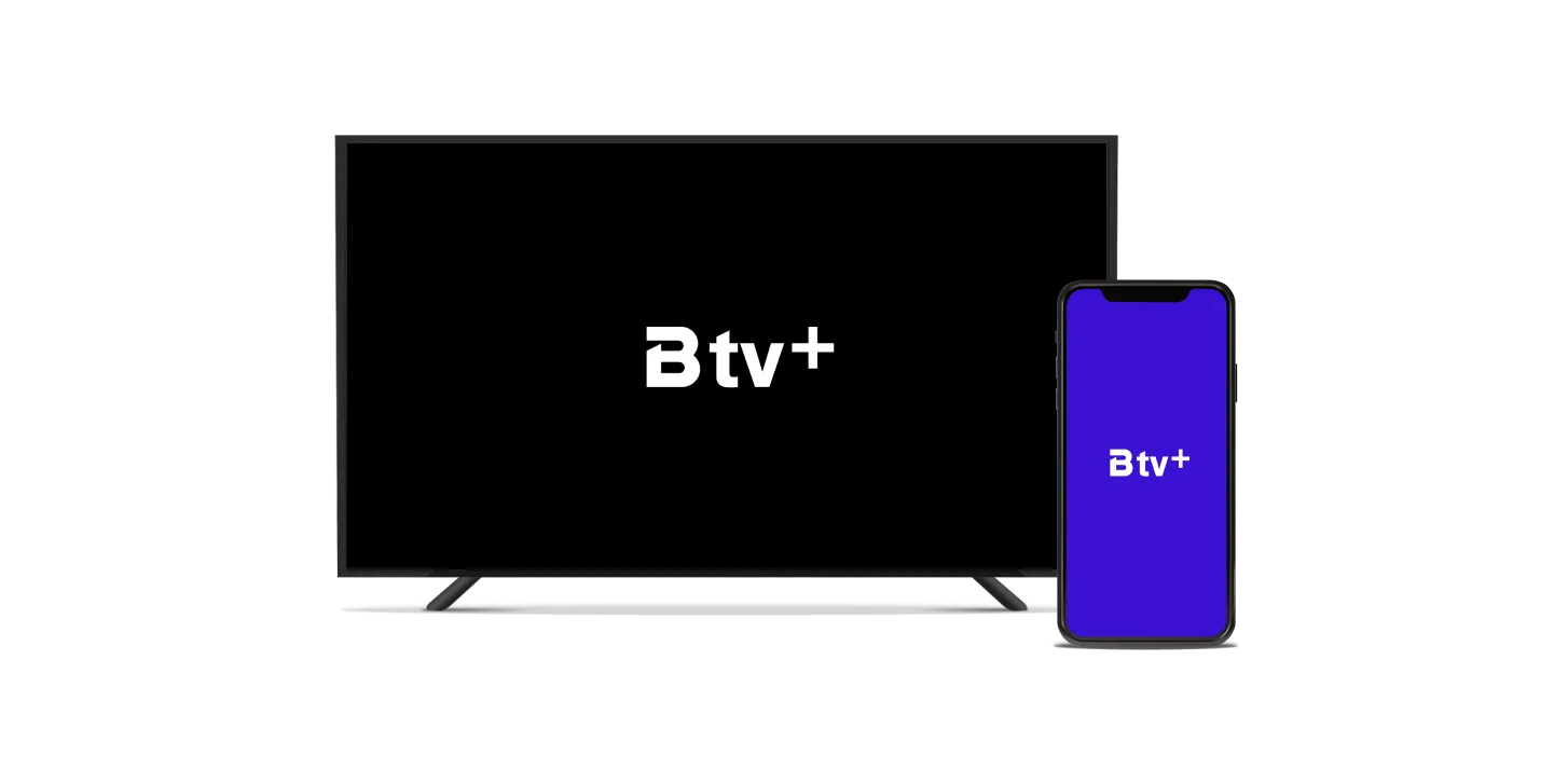B tv+ 화면이 켜진 TV와 스마트폰