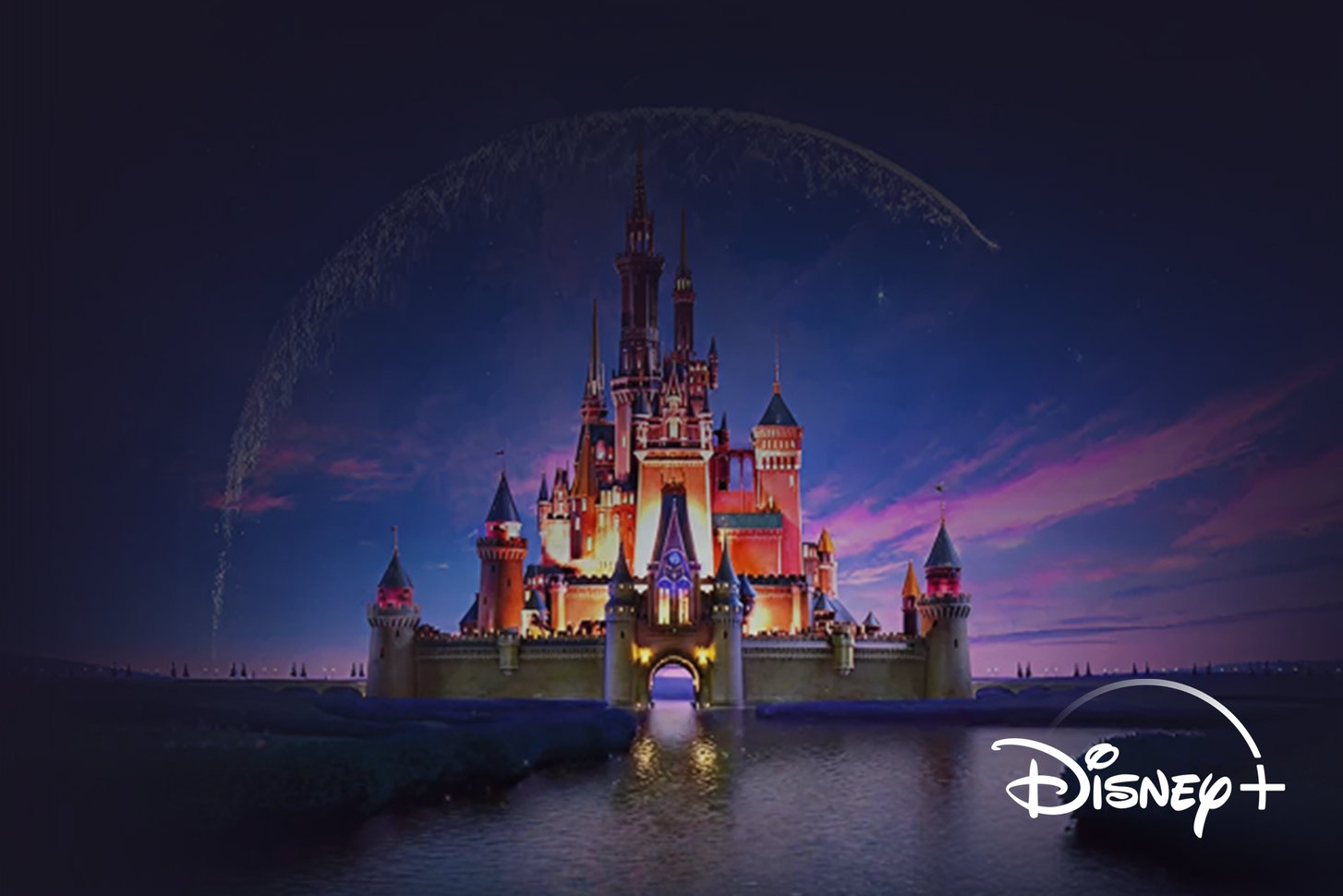 야경 속 디즈니 성과 Disney+ 로고
