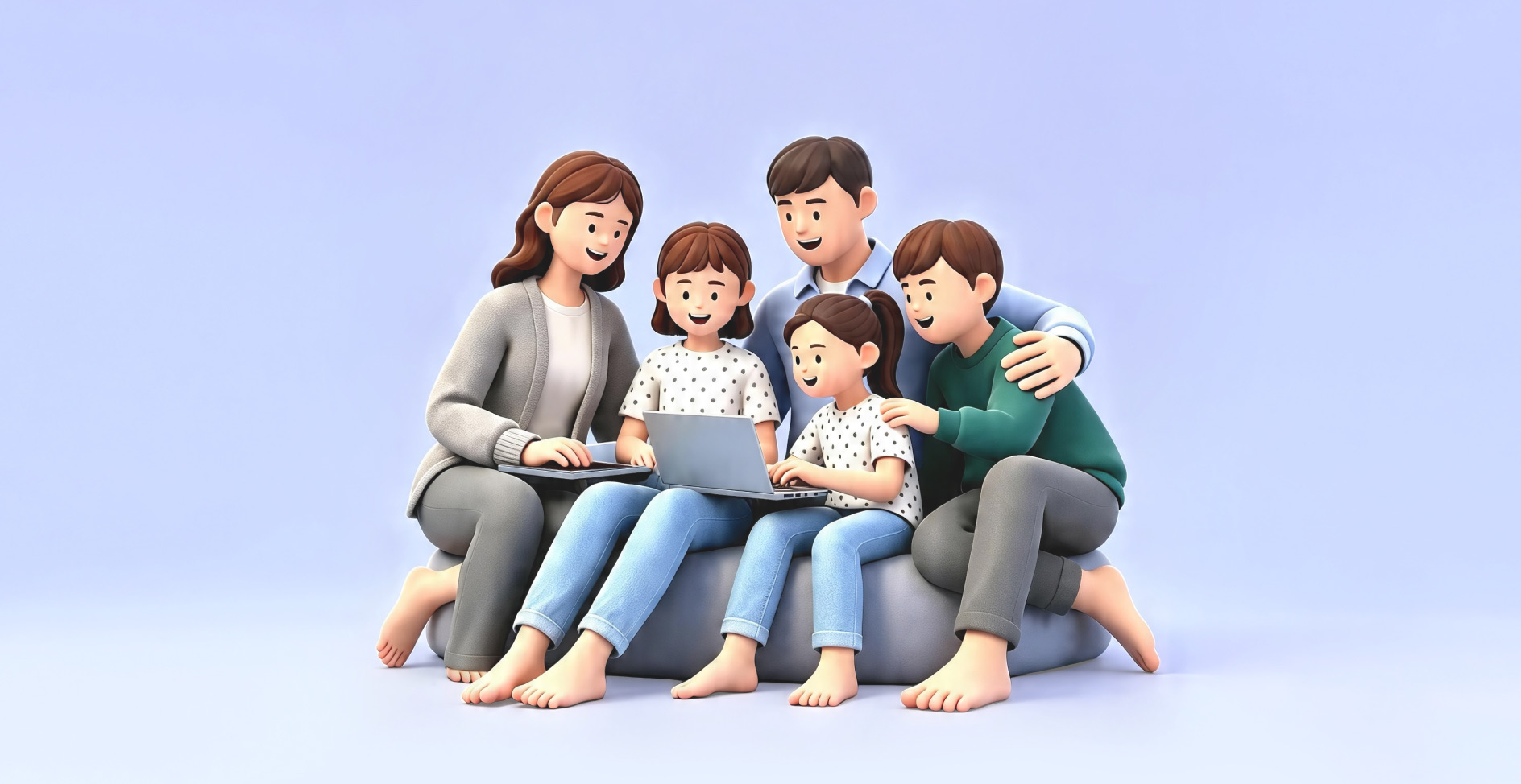 소파에 모여 앉아 함께 노트북을 보는 가족