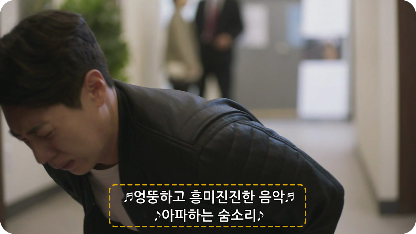 화면 해설 방송이 나오는 TV 화면 예시 — 화면 하단에 해설 자막 표시